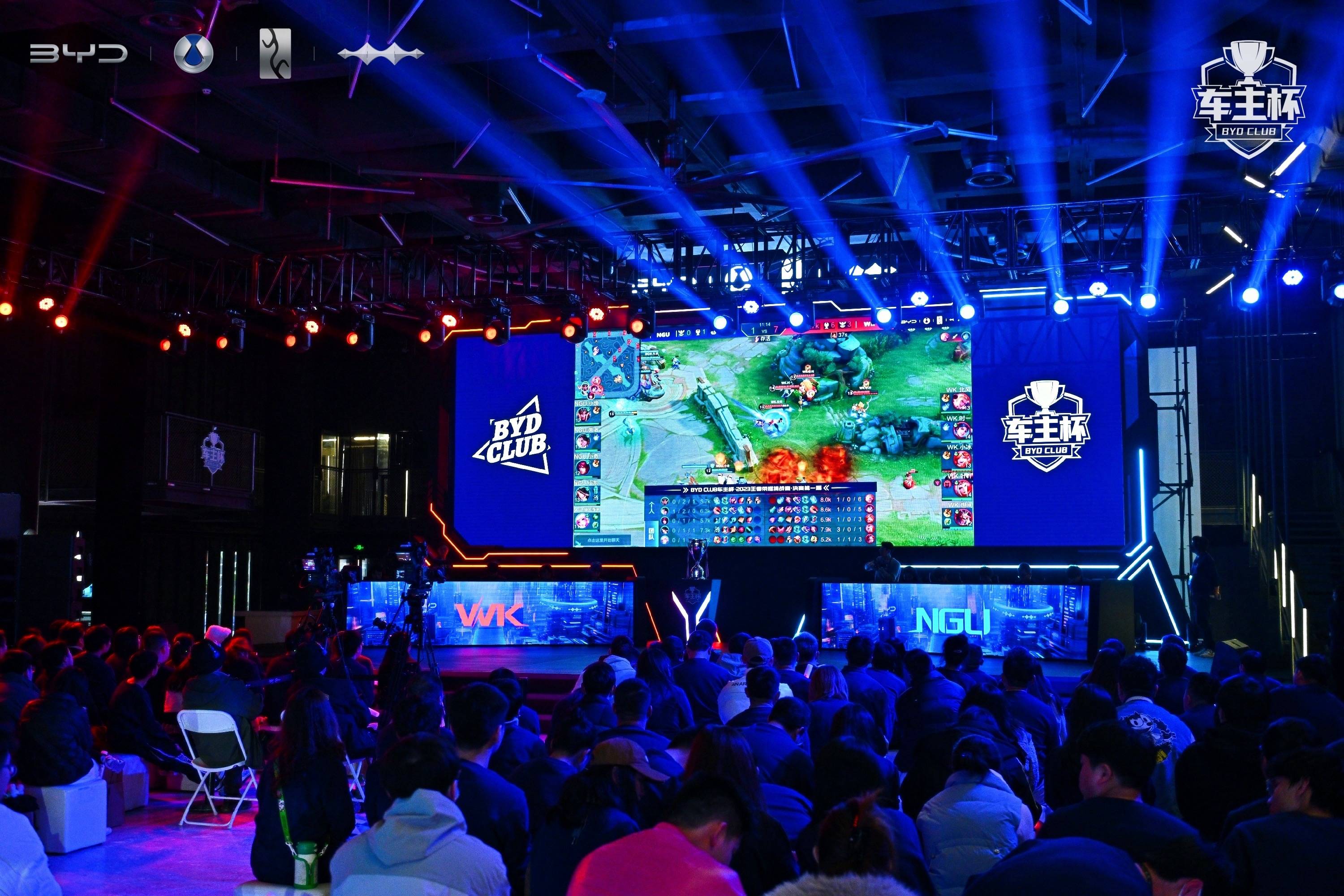 Ropz在赛车赛道上撞毁保时捷